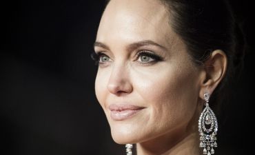 Ссора с киноакадемией, развод с Питтом или новый роман: почему Анджелина Джоли не пришла на "Оскар"?