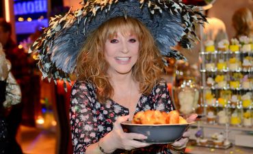 Огромный венок и платьице в цветочек: Алла Пугачева в нежном образе на своем празднике весны