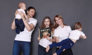 Ольга Фреймут и ее муж Владимир Локотко с детьми – дочерью Златой, сыном Валерием и младшей дочкой Е