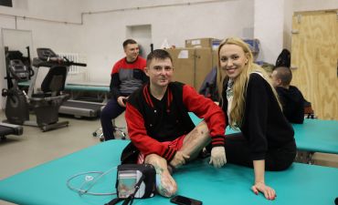 Полякова посетила раненых военных ВСУ