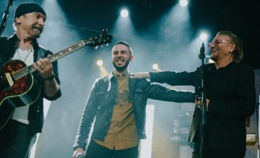 Боно и Эдж из U2 вышли на сцену во время концерта группы Антитела в Лондоне