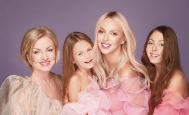 Оля Полякова с дочками и мамой