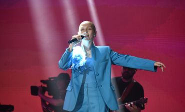 Любимый дизайнер Елены Зеленской создала костюм для певицы ROXOLANA