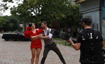 Молодая украинская поп-певица Полина Дашкова представляет клип, снятый одним дублем