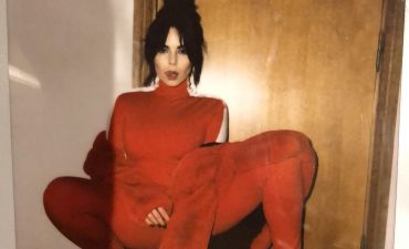 Sexy girl: Настя Каменских позирует в соблазнительном образе  с глубоким декольте