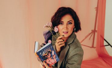 перша книга Олі Цибульської