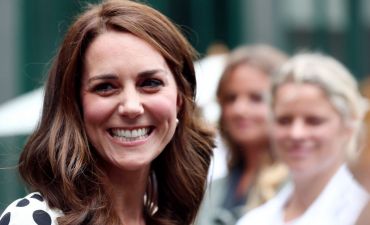 Кейт Миддлтон появилась на публике с новой стрижкой и в платье в горох