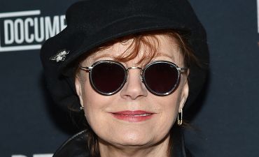 В байкерском стиле: 71-летняя актриса Сьюзан Сарандон позиреут в кожаной куртке и ковбойских сапогах