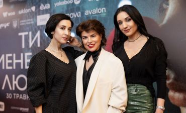 Зіркова премʼєра фільму Тоні Ноябрьової про дорослішання дівчини на тлі дефіцитних 90-х: уже в кіно