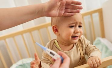 Як правильно збивати температуру малюку