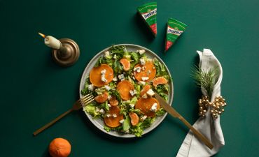 Салат з хурмою, мандарином та сиром Dorblu