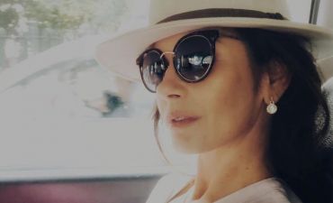 Тогда и сейчас: Кэтрин Зета-Джонс повторила старое семейное фото с детьми