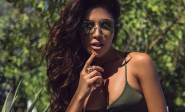 Умеет соблазнять: Санта Димопулос взбудоражила сеть пышной грудью в ажурном белье