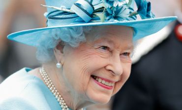 Все для народа: стало известно, почему Елизавета II выбирает яркие цвета для своих нарядов