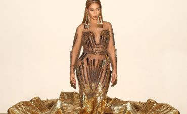 Бейонсе вышла в свет в роскошном золотом платье