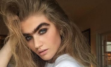 Девушка с густыми бровями