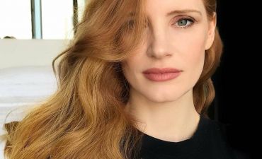 Джессика Честейн похвасталась пышным декольте