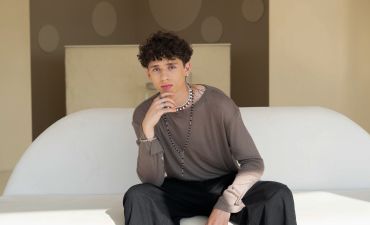 Экспериментальный клип Муаяда: минимализм, одиночество и город, который дышит