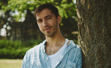 Писал во время ночных обстрелов: Иван Люленов представил трогательный сольный трек