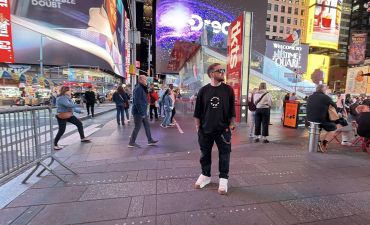 Украинская рок-группа «Без Обмежень» засияла на главных экранах Нью-Йорка