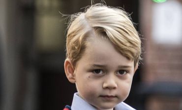 Принц Джордж пошел в школу: умилительные фото и видео первого дня