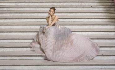 Ариана Гранде очаровала Париж в винтажном платье Givenchy на премьере «Wicked: Чародейка. Часть 2»