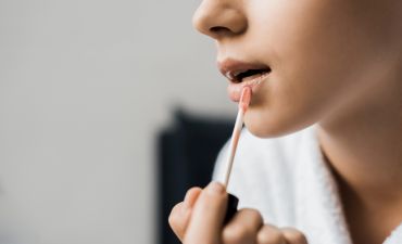 Почему блески для губ должны быть безопасными: важные факты и ингредиенты, которых стоит избегать