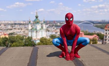 Человек-паук посетил Киев: прогулялся по известным местам и пригласил всех в кино