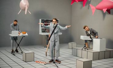 BRUNETTES SHOOT BLONDES