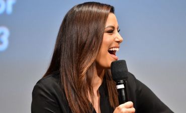 Гипс не помеха: Ева Лонгория пришла на вечеринку со сломанной ногой