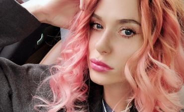 Слава Каминская с розовыми волосами