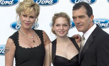 Антонио Бандераса и Мелани Гриффит и их дочь