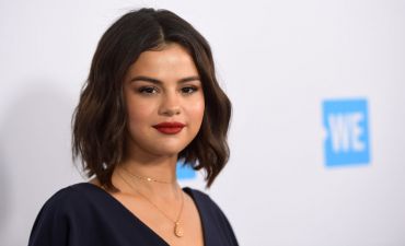 Селена Гомес сменила два наряда на благотворительном вечере