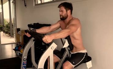 Какие кубики! Звезда "Тора" Крис Хемсворт восхищает голым торсом