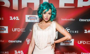 Оля Полякова в белом платье с голубыми волосами