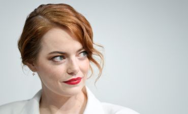 Эмма Стоун в ретро-костюме от Louis Vuitton