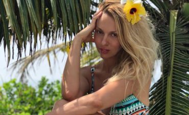 Оля Полякова в купальнике