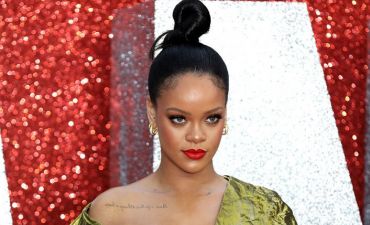 Рианна в золотом платье Poiret