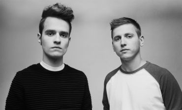 Brunettes Shoot Blondes