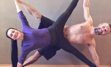 Сергей Бабкин занимается йогой