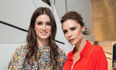 Виктория Бекхэм блистает на вечеринке в Лондоне в красном платье собственного дизайна