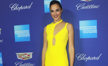 "Чудо-женщина" Галь Гадот подчеркнула осиную талию облегающим желтым платьем