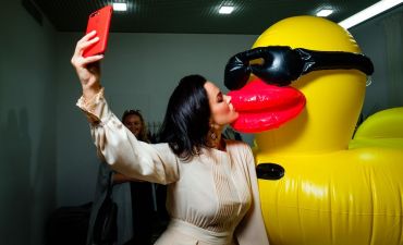 Даша Астафьева с уточкой