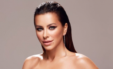 Ани Лорак похвасталась кубиками пресса на фото в бикини