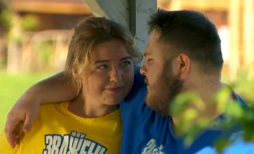 участник с весом 198 кг и его любимая девушка