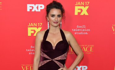 Пенелопа Крус блистает в облегающем бархатном платье на премьере сериала