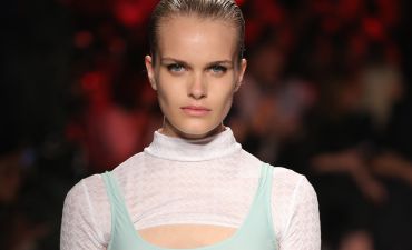 Модель с тремя грудями