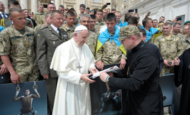 Папа Римский в Ватикане с журналом Viva Переможці