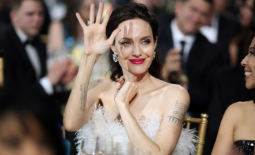 Анджелина Джоли впервые за долгое время вышла в свет в соблазнительном платье с открытыми плечами