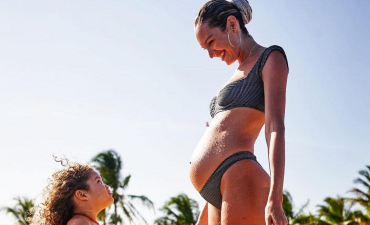 Беременная вторым ребенком Кэндис Свейнпол засветила большой животик в бикини